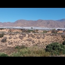 Foliengewächshäuser zwischen der Autobahn und den Bergen